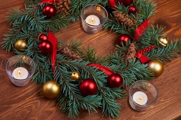 Vánoční Věnec Červenými Zlatými Koulemi Detail — Stock fotografie