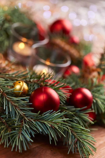 Christmas Krans Med Röda Och Gyllene Bollar Närbild — Stockfoto