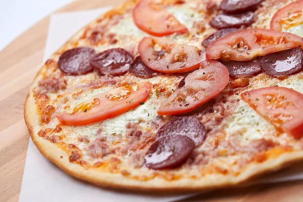 Pizza Tradicional Com Salame Placa Madeira — Fotografia de Stock