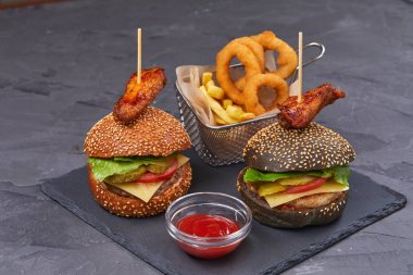 lezzetli yağ hamburger gri kesme tahtası üzerinde patates kızartması ile