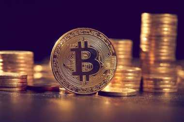 Altın bitcoins destesi
