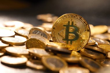 Altın bitcoins destesi