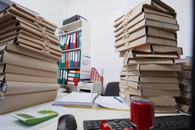 Resepsiyon ofis dosyalarda kağıt destesi