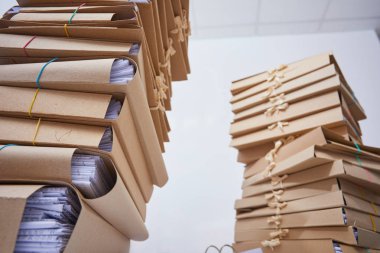 Resepsiyon ofis dosyalarda kağıt destesi