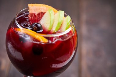 yaz kokteyl ahşap masa üzerinde çilek ile