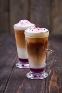 kahve şurubu ahşap masa üzerinde cam bardak ile