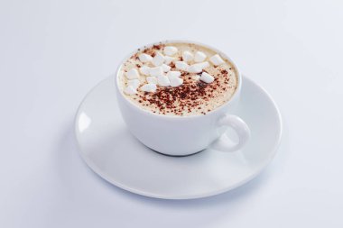 fincan sıcak cappuccino ve beyaz arka plan üzerinde hatmi ile 