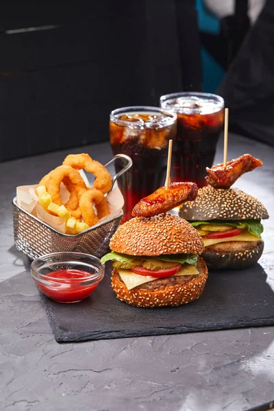 Hamburguesas Con Cerveza Sobre Tabla Cortar Gris —  Fotos de Stock