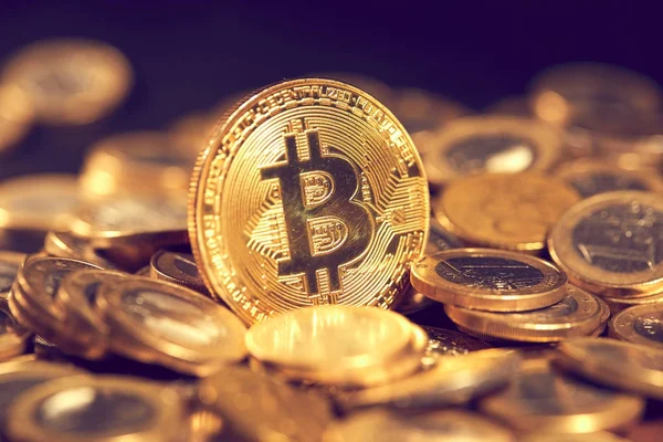 Stapels van gouden bitcoins — Stockfoto