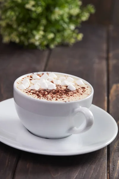 Xícara Com Cappuccino Quente Marshmallow Mesa Madeira — Fotografia de Stock