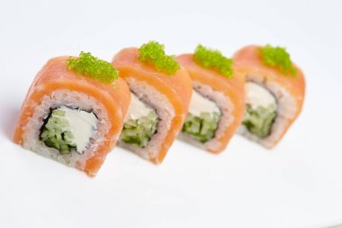 Beyaz arka plan üzerinde izole lezzetli geleneksel sushi