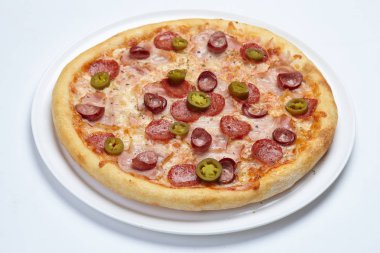 geleneksel pizza salam beyaz plaka üzerinde