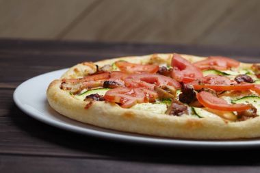 Beyaz tabakta lezzetli geleneksel pizza