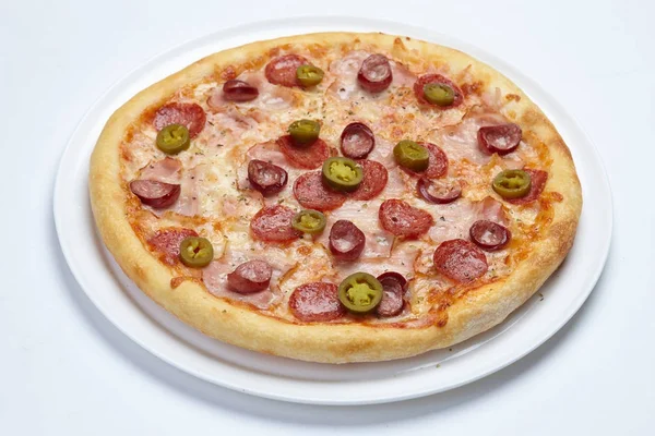 Traditionell Pizza Med Salami Vit Platta — Stockfoto