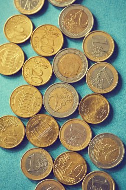 mavi zemin üzerine altın sikke yığını 