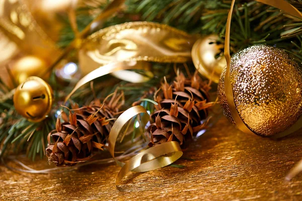 Rama Árbol Navidad Con Bolas Doradas Cintas —  Fotos de Stock