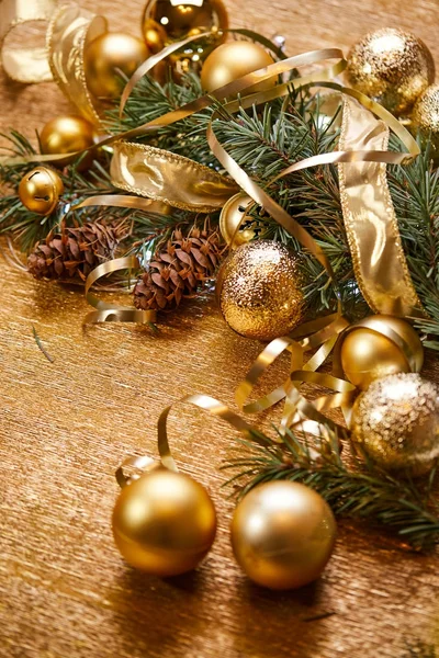 Vánoční Větev Zlaté Koule Stuhy — Stock fotografie