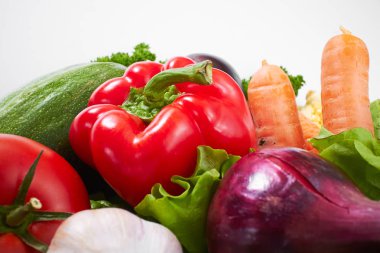 Beyaz arka plan üzerinde izole olgunlaşmış taze sebze