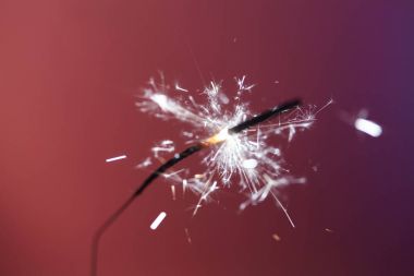 Noel ve yeni yıl partisi ışıltı kırmızı zemin üzerine 