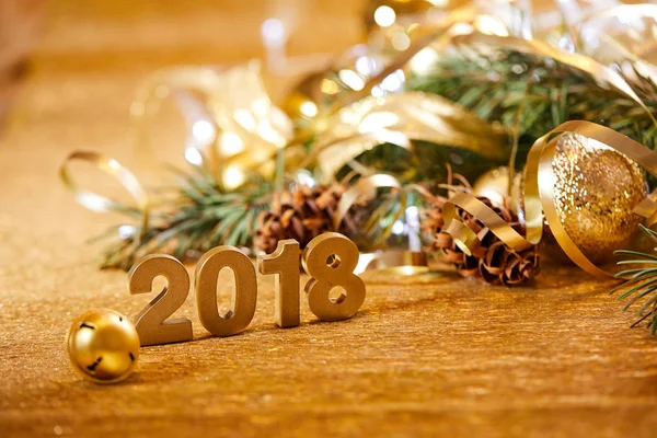 Nieuwjaar Decoratieve Cijfers 2018 Met Kerstversiering Houten Tafel — Stockfoto