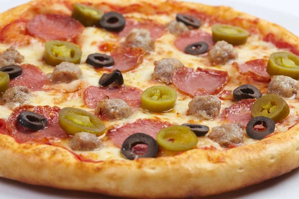 Hagyományos Pizza Szalámi Fehér Lemez — Stock Fotó