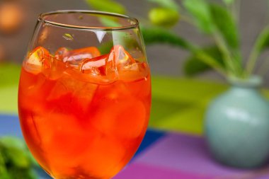 masada buz küpleri ile tatlı kokteyl