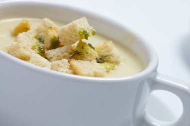 kremalı çorba beyaz kase, yakın çekim   