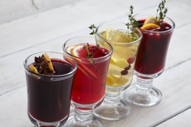 ahşap masa üzerinde sıcak lezzetli kış içecekler