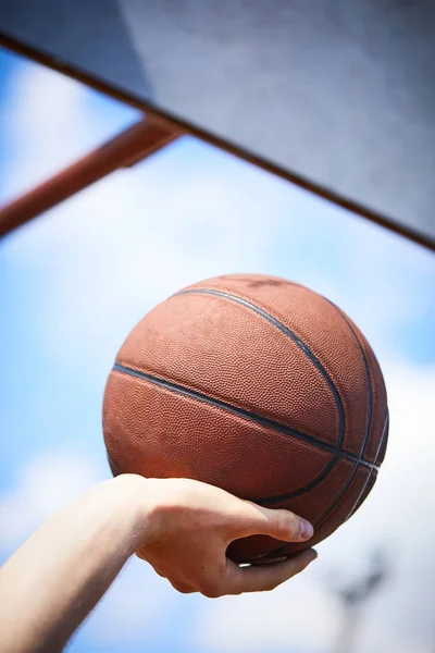 Man Håller Basket Boll Närbild — Stockfoto