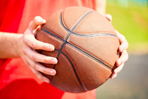 Hombre Sosteniendo Pelota Baloncesto Primer Plano —  Fotos de Stock