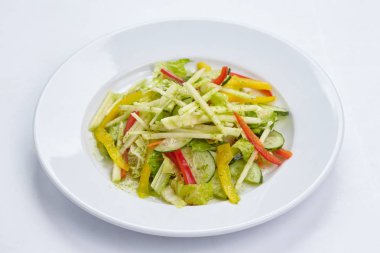 Beyaz tabakta sebze salatası yakın çekim