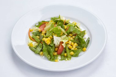 Beyaz tabakta sebze salatası yakın çekim