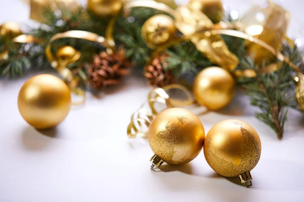 Rama Árbol Navidad Con Bolas Doradas Cintas —  Fotos de Stock