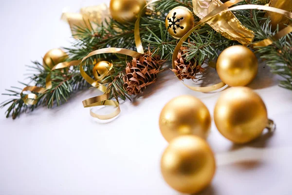 Boże Narodzenie Drzewo Gałąź Złote Kule Wstążki — Zdjęcie stockowe