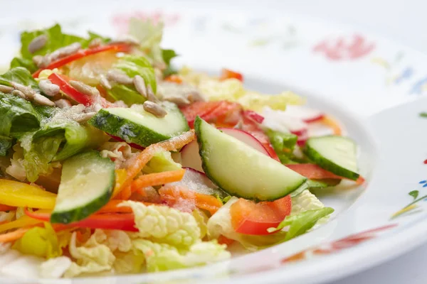 Frisse Salade Witte Plaat Close — Stockfoto