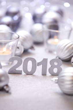 Yeni yıl dekoratif sayılar 2018 Noel gümüş toplar