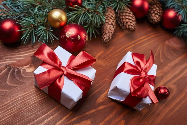 Χριστουγεννιάτικο Στεφάνι Κόκκινες Και Χρυσές Μπάλες Κουτιά Δώρων Στο Ξύλινο — Φωτογραφία Αρχείου