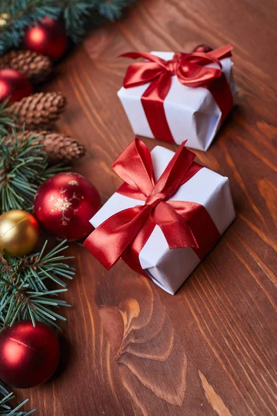 Grinalda Natal Com Bolas Vermelhas Douradas Com Caixas Presente Mesa — Fotografia de Stock