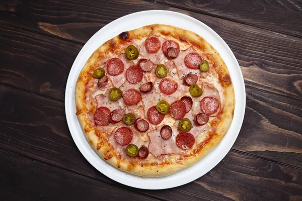 Traditionell Pizza Med Salami Vit Platta — Stockfoto