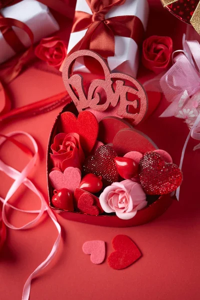 バレンタインデーのための美しい赤い装飾 — ストック写真
