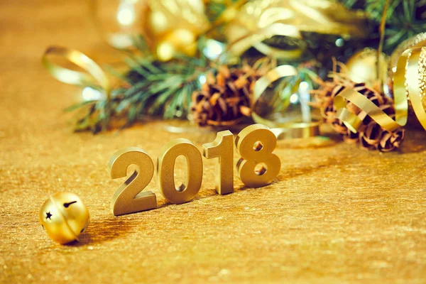 木製のテーブルのクリスマスの装飾付きの新年装飾数字 2018 — ストック写真