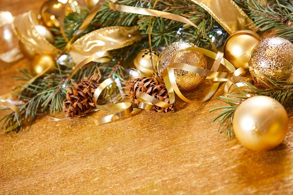 Kerstmis Nieuwjaar Decoraties Met Spar Tak Houten Tafel — Stockfoto