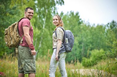 Yaz çayır, güneşli bir gün içinde iki gezginler