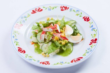 Beyaz tabakta taze salata yakın çekim