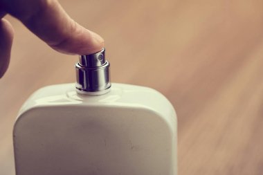 parfüm kozmetik şişe tutan erkek el