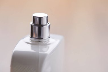 kozmetik şişe parfüm bej renkli arka plan üzerinde 