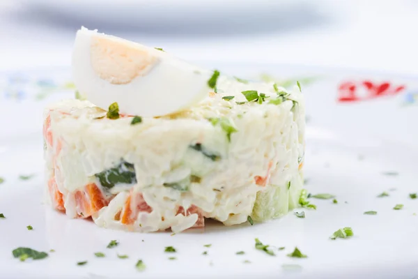 Salade Riz Sur Assiette Blanche Gros Plan — Photo