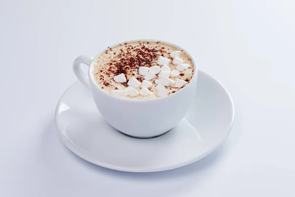 Taza Con Capuchino Caliente Malvavisco Sobre Fondo Blanco — Foto de Stock