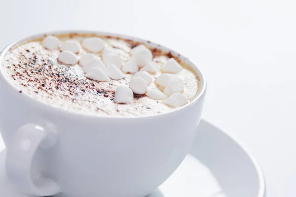 Taza Con Capuchino Caliente Malvavisco Sobre Fondo Blanco — Foto de Stock