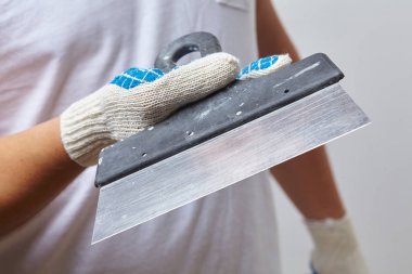 beyaz zemin üzerine macun bıçaklı adam